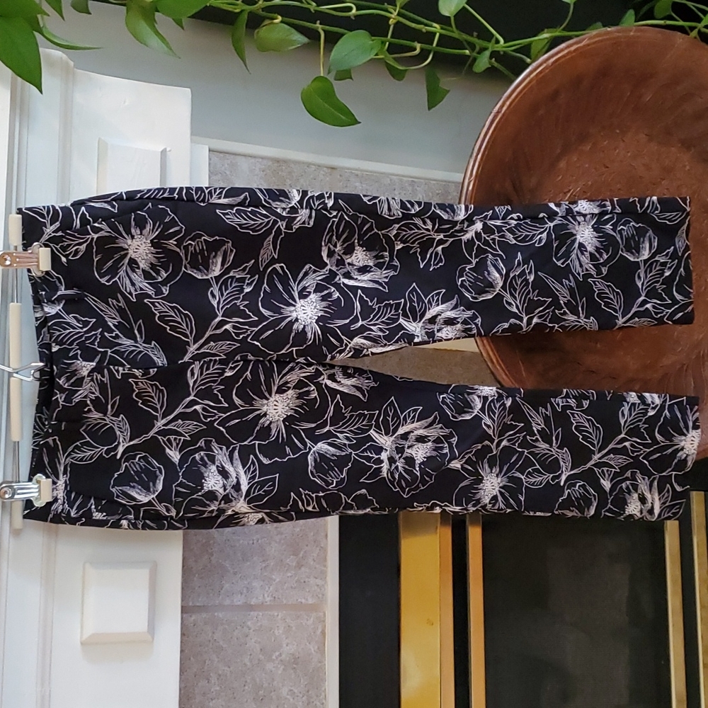 White House Black Market Flare Cropped Pants Size 0